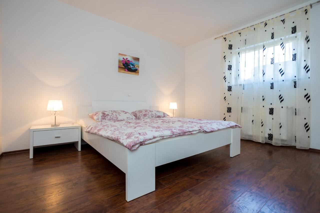 Apartmani Sandra Malinska Sveti Vid-Miholjice ภายนอก รูปภาพ
